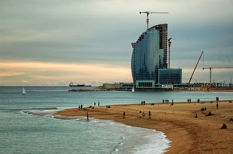 Inaugurado el Hotel Vela de Barcelona, ¿dónde está la Ley de Costas ahora?